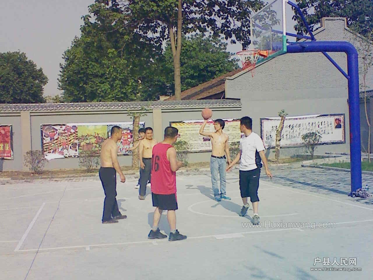 户县农村优秀青年炎热天篮球比赛劲头不减 - 消